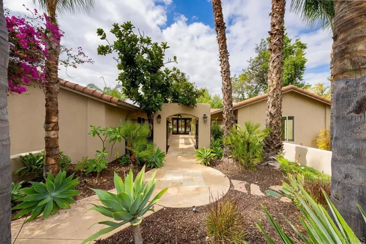 522 Burgasia Pathway, El Cajon, California 92019