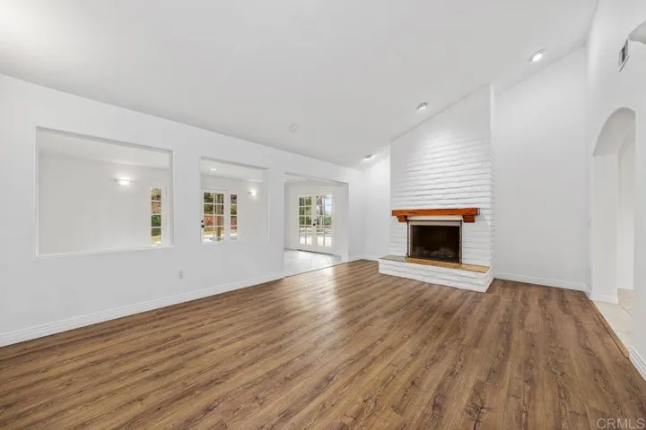 522 Burgasia Pathway, El Cajon, California 92019