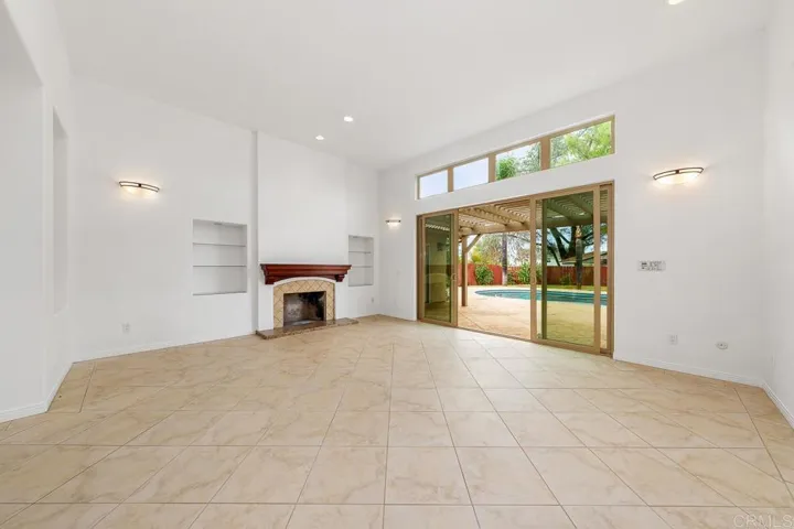 522 Burgasia Pathway, El Cajon, California 92019