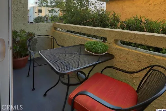 13825 Victory Boulevard 1, Van Nuys, California 91401