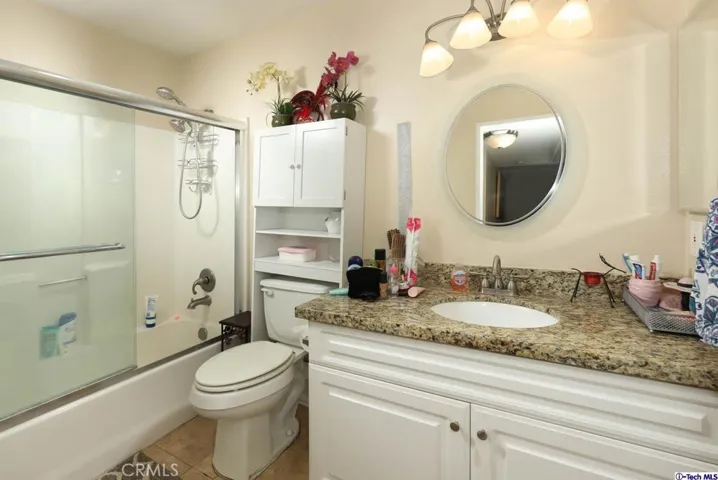 13825 Victory Boulevard 1, Van Nuys, California 91401