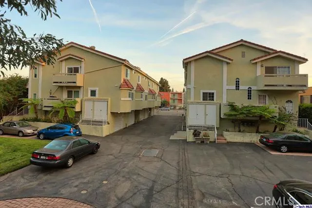 13825 Victory Boulevard 1, Van Nuys, California 91401