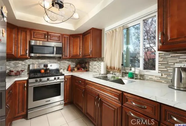13825 Victory Boulevard 1, Van Nuys, California 91401