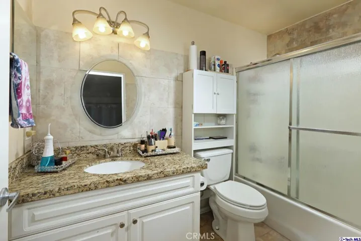 13825 Victory Boulevard 1, Van Nuys, California 91401