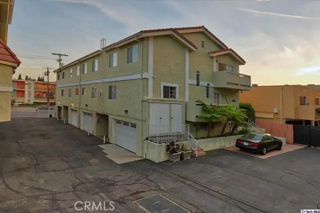 13825 Victory Boulevard 1, Van Nuys, California 91401