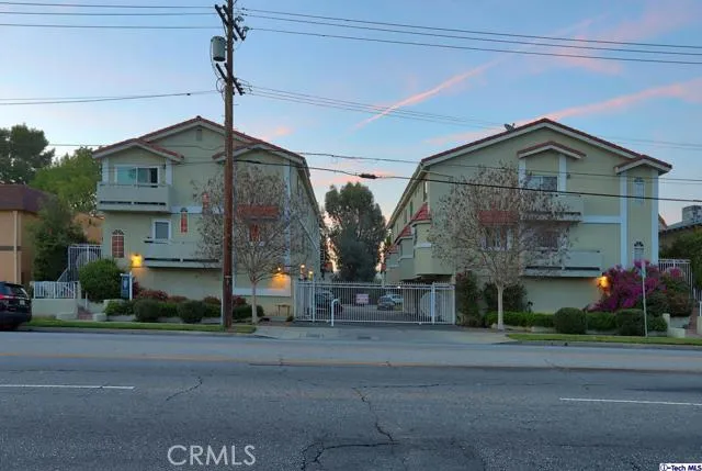 13825 Victory Boulevard 1, Van Nuys, California 91401