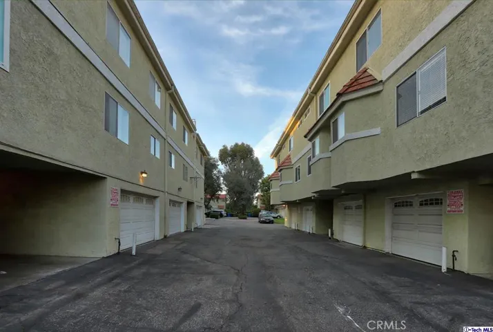 13825 Victory Boulevard 1, Van Nuys, California 91401
