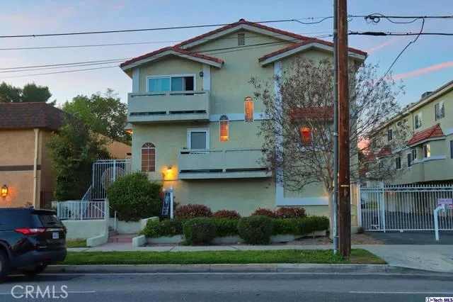 13825 Victory Boulevard 1, Van Nuys, California 91401