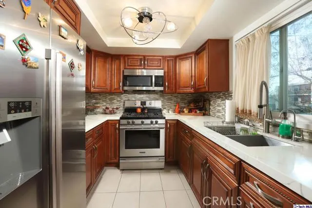 13825 Victory Boulevard 1, Van Nuys, California 91401