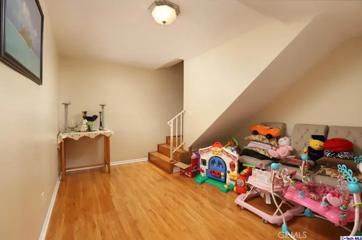 13825 Victory Boulevard 1, Van Nuys, California 91401