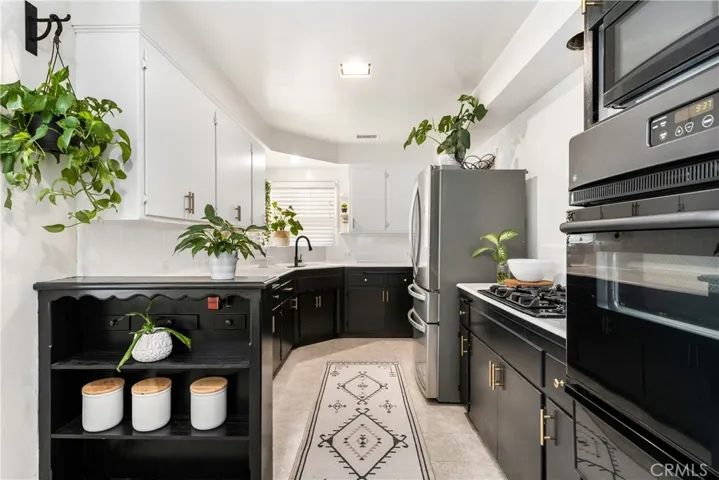 Bright and Fresh Clean Kitchen