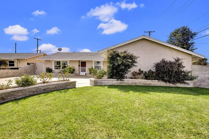 Large front yard for entertaining or relazing
