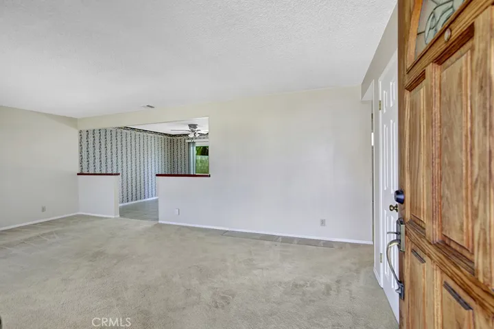 Open Floorplan Living Room to Dinning & Kitchen