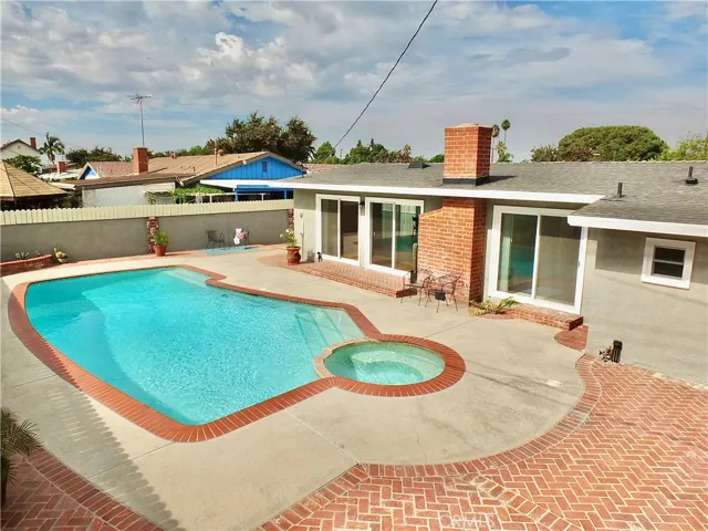 Huge backyard - entertainers dream!