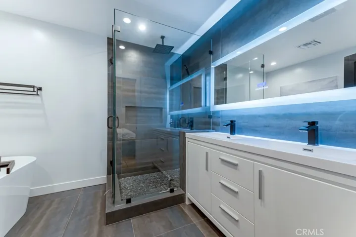 6168 Peterson Avenue, Woodland Hills, California 91367