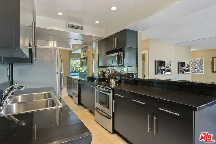 1131 Alta Loma Road 422, West Hollywood, California 90069