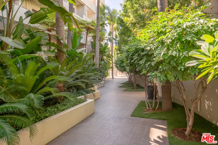 1131 Alta Loma Road 422, West Hollywood, California 90069