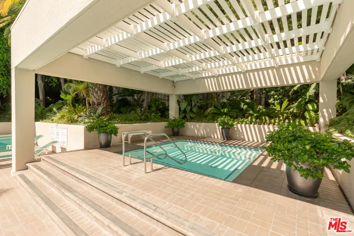 1131 Alta Loma Road 422, West Hollywood, California 90069