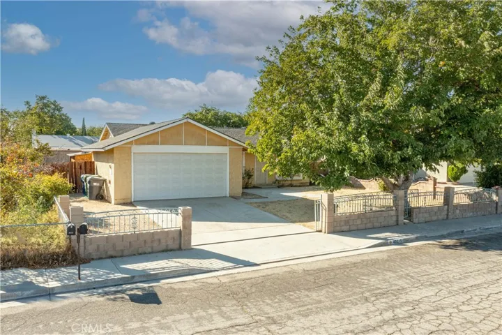 43215 Archwood Way, Lancaster, California 93536