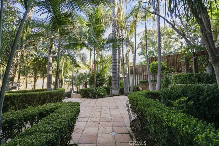 3927 Berry Drive, Studio City, California 91604