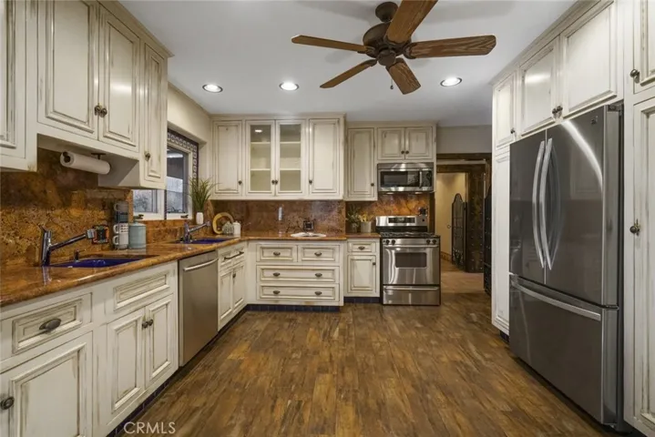 3927 Berry Drive, Studio City, California 91604