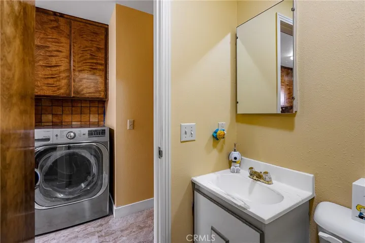1/2 Bathroom