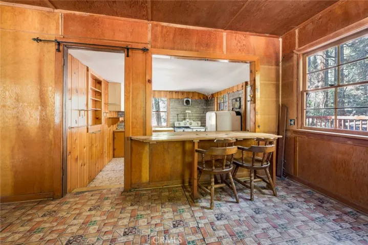 entry to kitchen