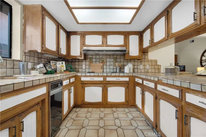 Spacious breakfast bar