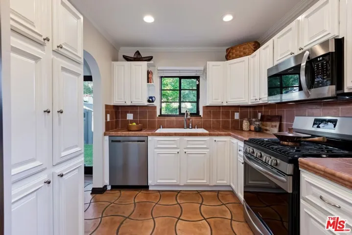 8955 Beverlywood Street, Los Angeles, California 90034