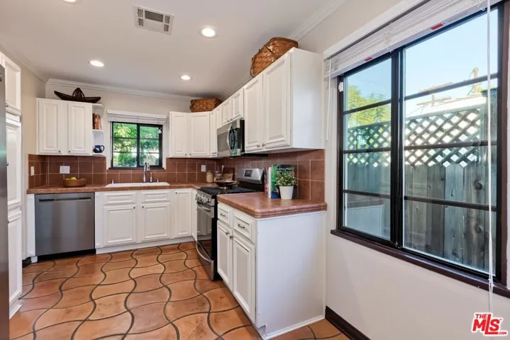 8955 Beverlywood Street, Los Angeles, California 90034