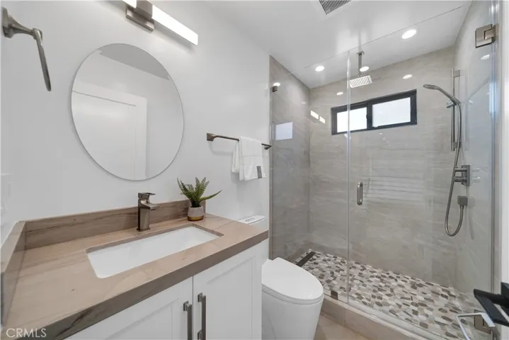 Upstairs Common Bathroom