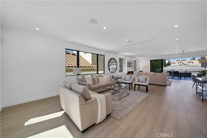 1041 E Palm Avenue, Burbank, California 91501
