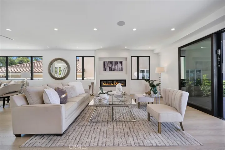 1041 E Palm Avenue, Burbank, California 91501