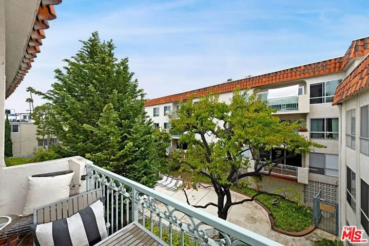 836 S Bundy Drive 405, Los Angeles, California 90049