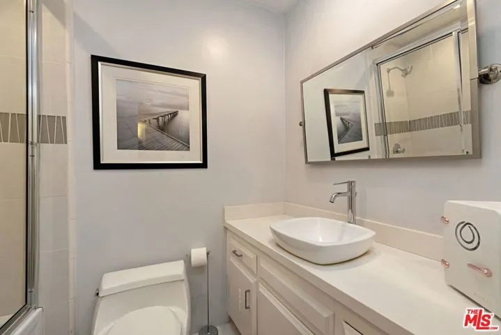 836 S Bundy Drive 405, Los Angeles, California 90049