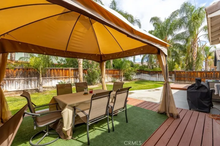 Enjoy the Deck with covered Pergola