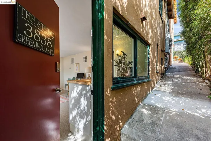 3838 Greenwood Avenue, Oakland, California 94602-1106