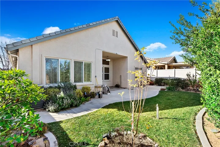 PRIVATE & PICTURESQUE YARD