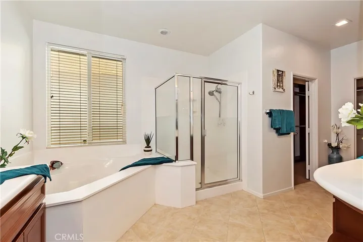 SOAKING TUB & SEPARATE SHOWER - VERY SPACIOUS