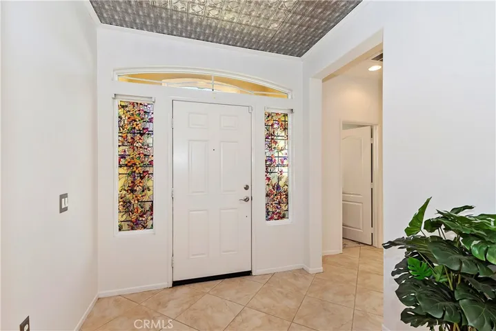 INTERIOR ENTRY - FOYER
