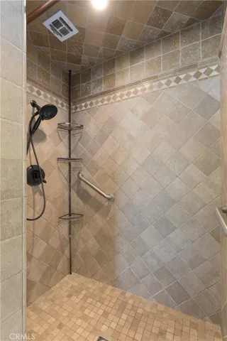Spacious en-suite tiled shower