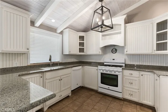 Nicely done kitchen with neutral color palate