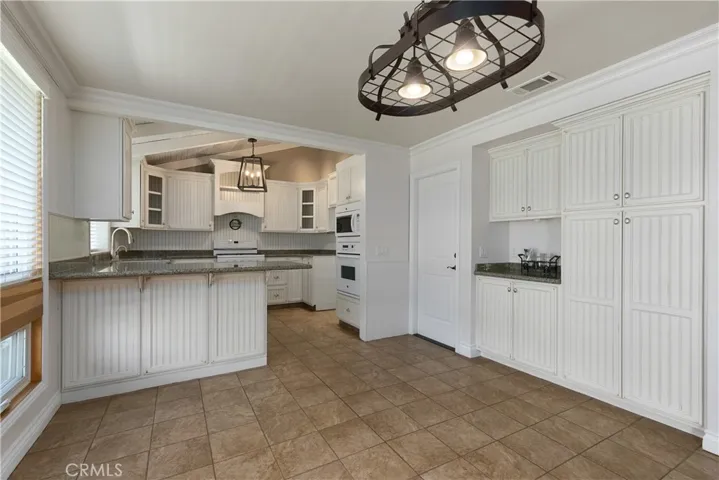 Eat-in kitchen, wall to wall cabinetry