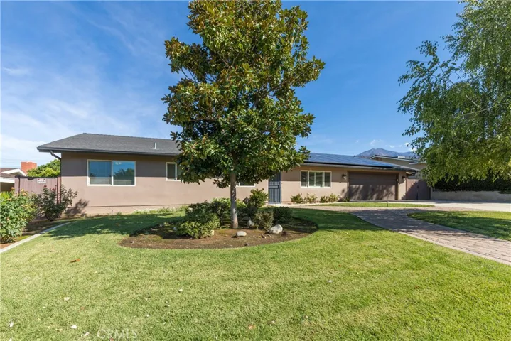 Nice curb appeal, nicely maintained