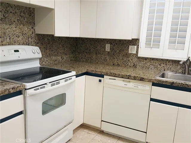 Granite counter tops and smooth cook top oven.