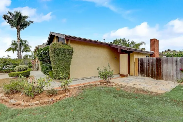 1067 La Sombra Dr, San Marcos, California 92078