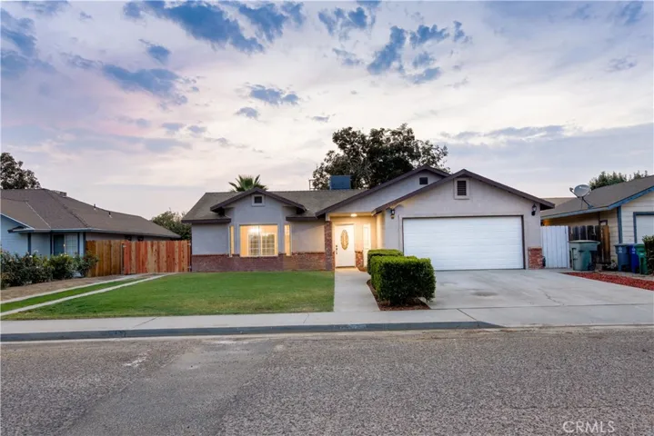 807 Holiday Way, Chowchilla, California 93610