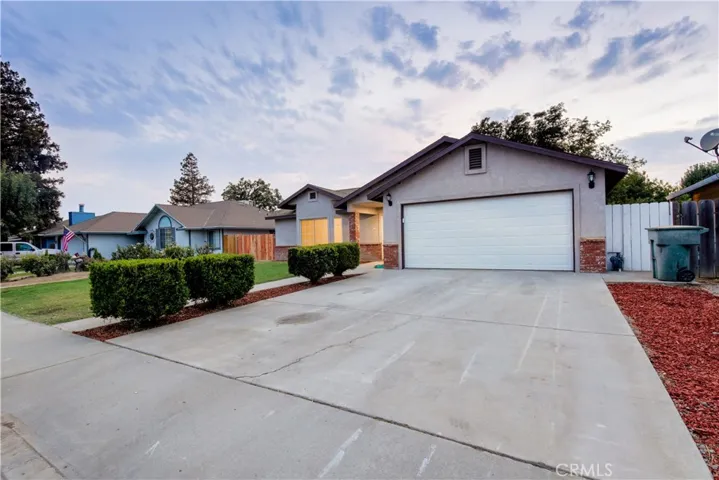 807 Holiday Way, Chowchilla, California 93610