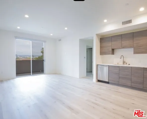 1545 S Fairfax Avenue 103, Los Angeles, California 90019
