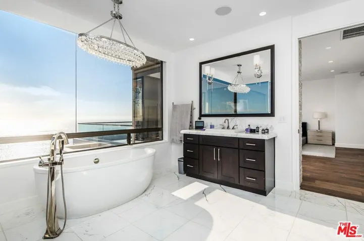 2492 Glenneyre Street, Laguna Beach, California 92651